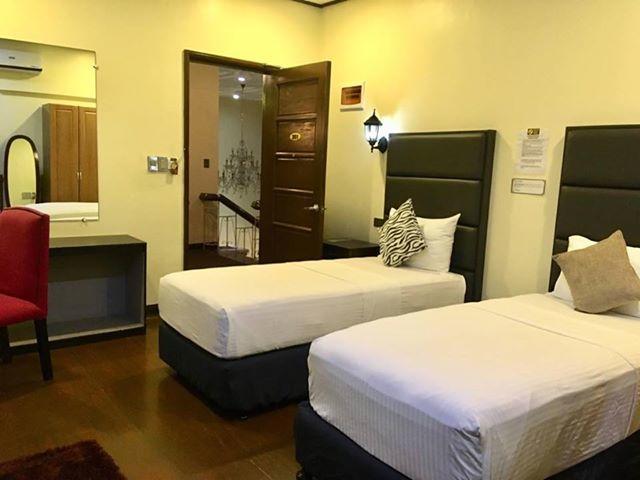 The Ambassador Hotel Таклобан Екстериор снимка